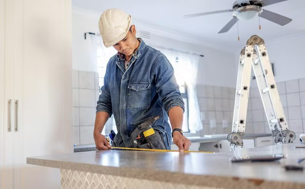 imgi 4 misurazione della costruzione e tuttofare che esegue lavori di ristrutturazione della casa e costruzione di un bancone appaltatore di servizi e costruttore impegnato con l install